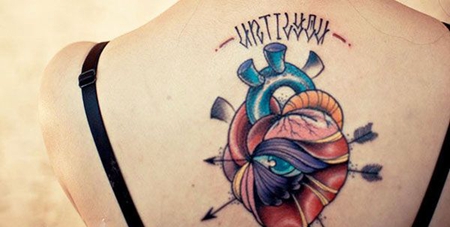 背部长着眼睛的心脏纹身图案