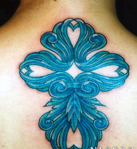 后背上的绿色丝绸纹身