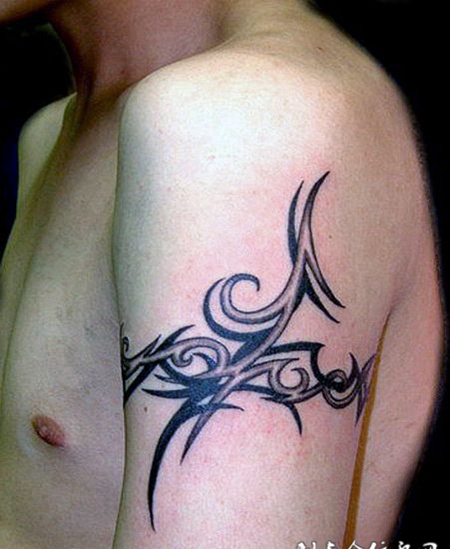 胳膊上的抽象臂环图腾纹身