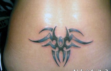 后腰上的宝石图腾纹身