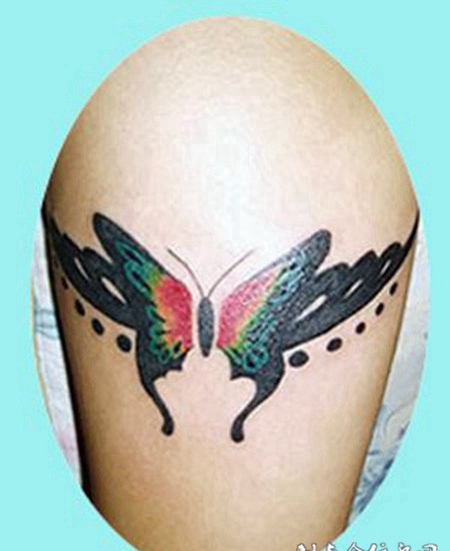 大臂蝴蝶臂环纹身