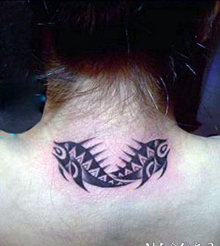 背部双鱼图腾纹身