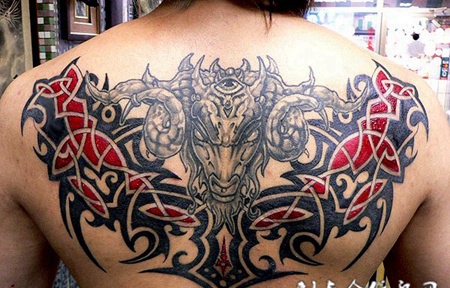 背部羊头图腾纹身