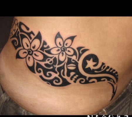 腰侧花藤图腾纹身