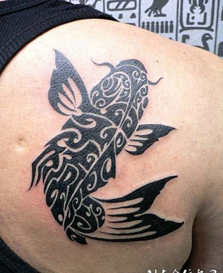 背部飞鱼图腾纹身
