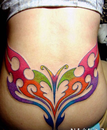 后腰上的蝴蝶图腾纹身