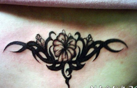小腹花藤图腾纹身
