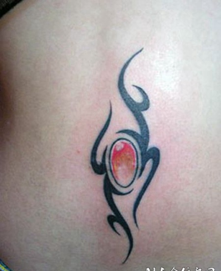 背部宝石图腾纹身