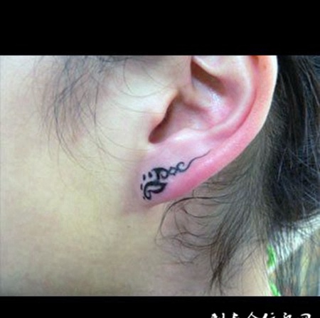 耳朵上的小图腾纹身