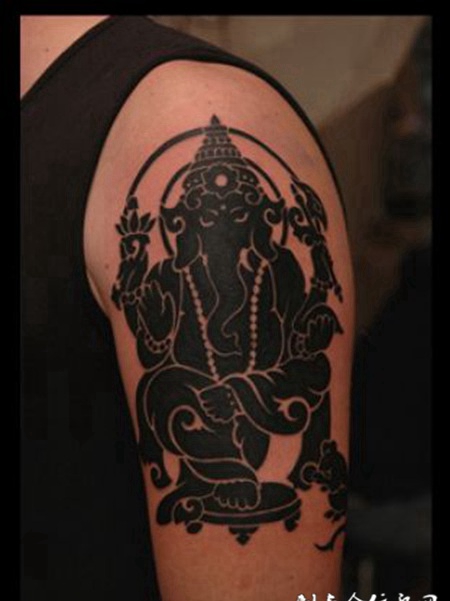 胳膊上的象神图腾纹身