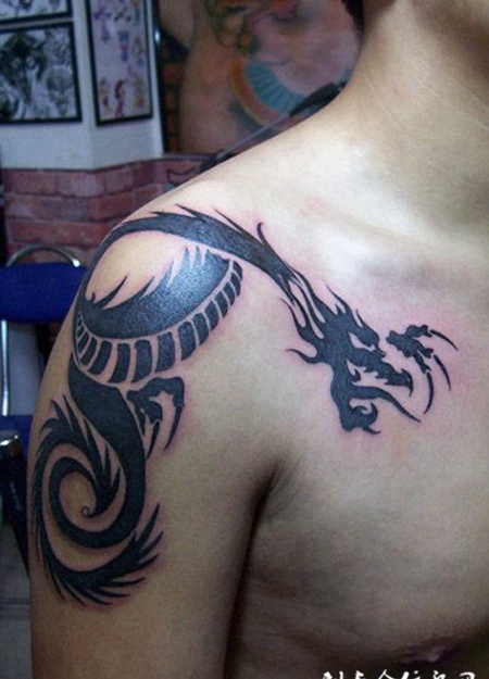 肩膀图腾龙纹身