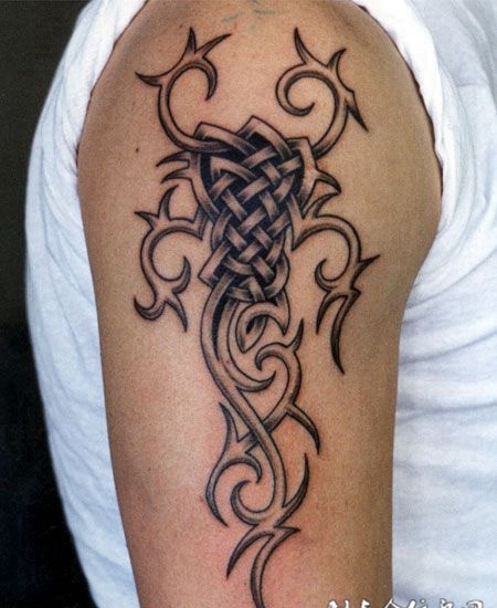 大臂上的交织图腾纹身