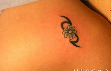 肩膀上的花朵图腾纹身