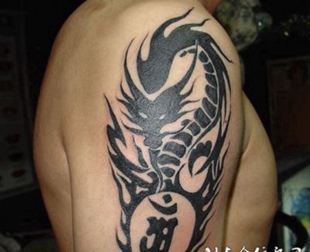 大臂龙梵文图腾纹身
