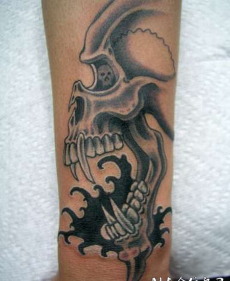 小臂骷髅图腾纹身