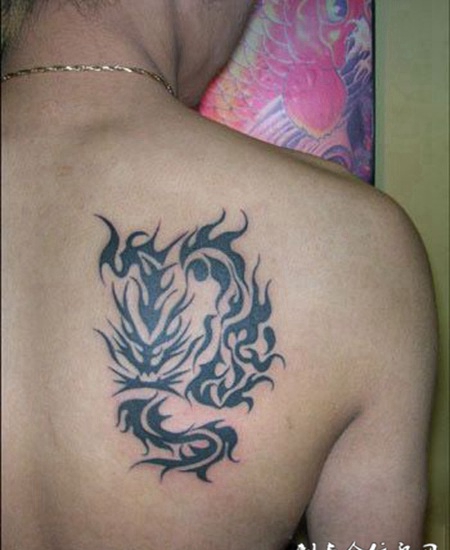 肩膀后的龙图腾纹身