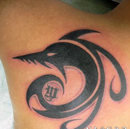 肩膀后的海豚图腾纹身