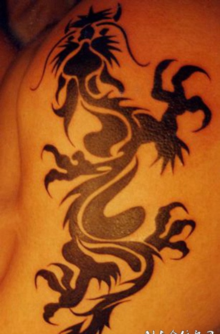 大臂上的龙图腾纹身