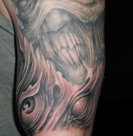 大臂上突出的眼睛纹身图案