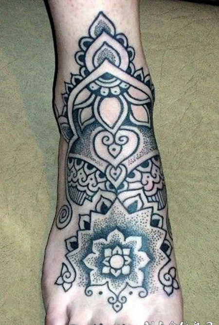 脚面上的点刺花朵纹身