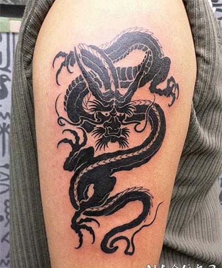 大臂龙图腾纹身
