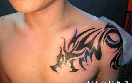 肩膀上的龙图腾纹身