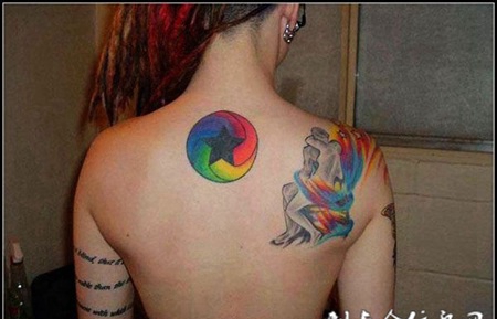 背部彩虹星星纹身