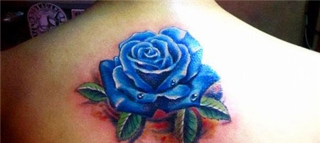 颈部后的蓝色玫瑰纹身图片