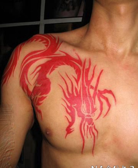 过肩红色龙图腾纹身