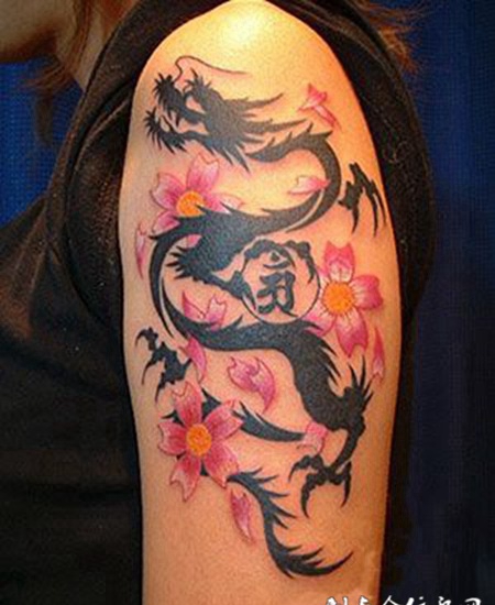 大臂樱花龙图腾纹身