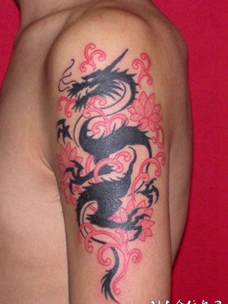 大臂花朵龙图腾纹身