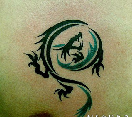 胸前的蓝黑龙图腾纹身
