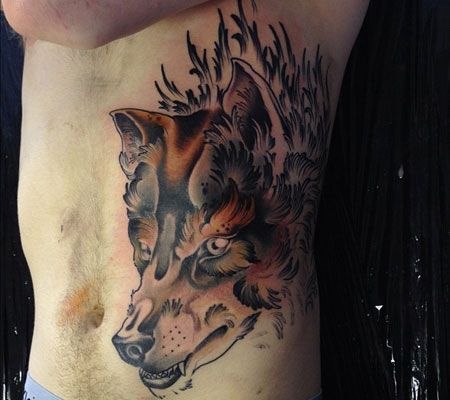 侧腰帅气的狼纹身图案