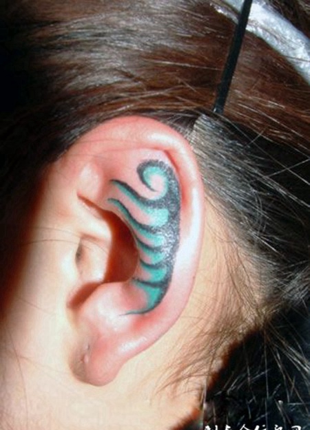 耳朵上的彩色图腾纹身