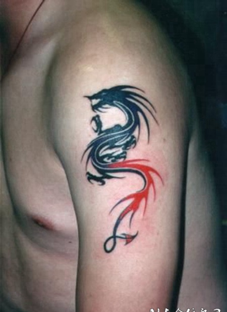 大臂双色龙图腾纹身