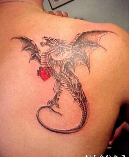 后背上抓着心的翼龙纹身