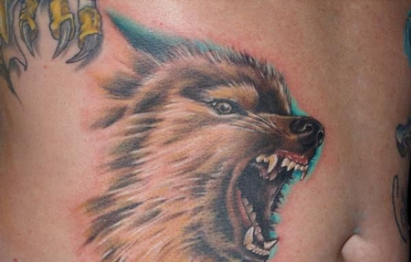 侧腰凶猛的狼纹身图案