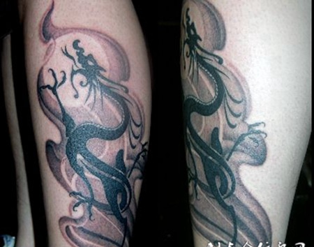 小腿烟云龙图腾纹身
