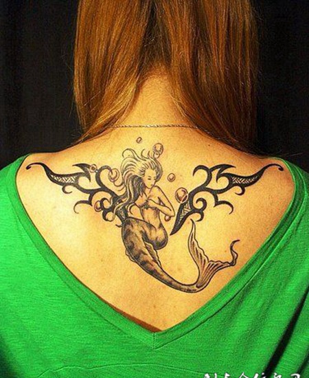 后背上的美人鱼图腾纹身