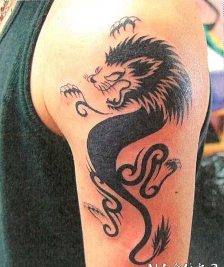 大臂狮子图腾纹身