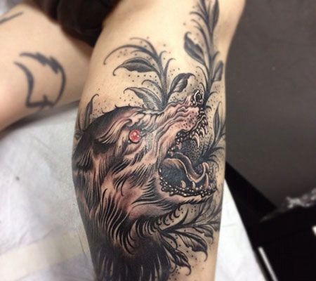 手臂嚎叫的狼纹身图案