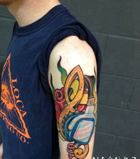 大臂玫瑰齿轮纹身图案