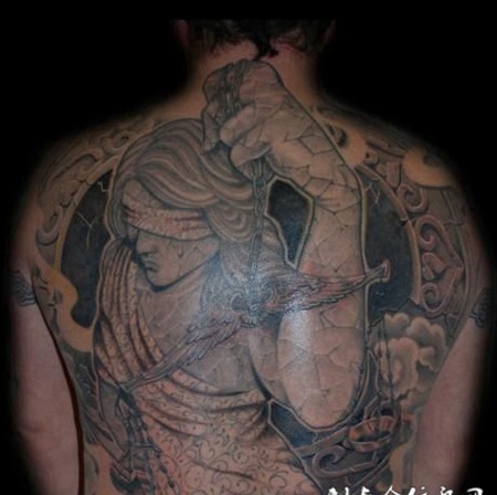 满背蒙眼的天使纹身图案