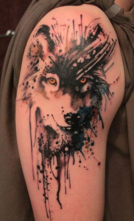 大臂上的泼墨狼头纹身图案