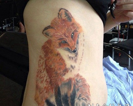 腰侧火狐狸纹身图案