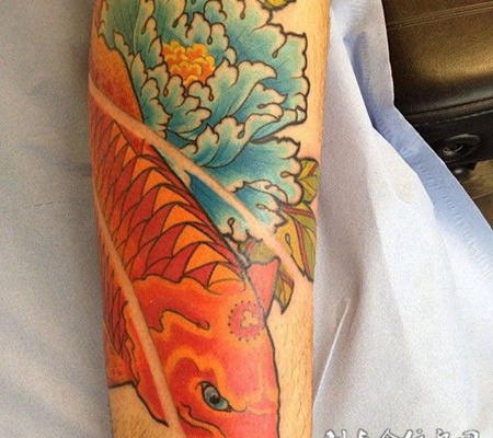 小腿鲤鱼牡丹纹身图案