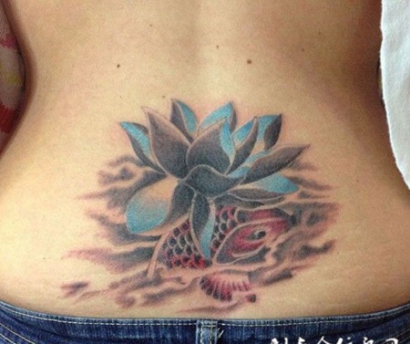 后背上的莲花鲤鱼纹身图案