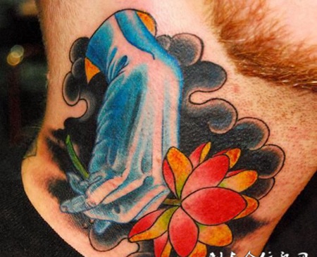 脖子上的莲花手纹身图案