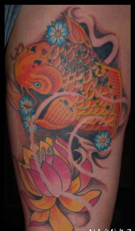 大腿莲花鲤鱼纹身图案