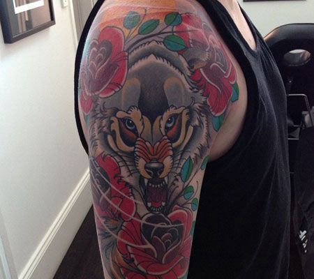 大臂狼头玫瑰纹身图案